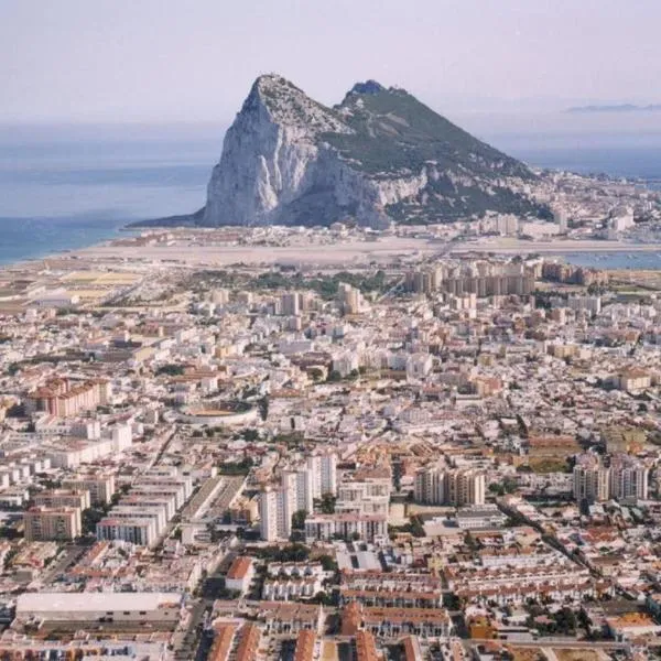 4F, Aire Acondic, 80m2, 2 dormitorios, 4 huéspedes, WIFI GRATIS, khách sạn ở La Línea de la Concepción