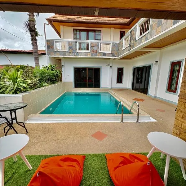 Amazing 4BR pool villa near beach Bangtao, hotel in Ban Thalat Choeng Thale
