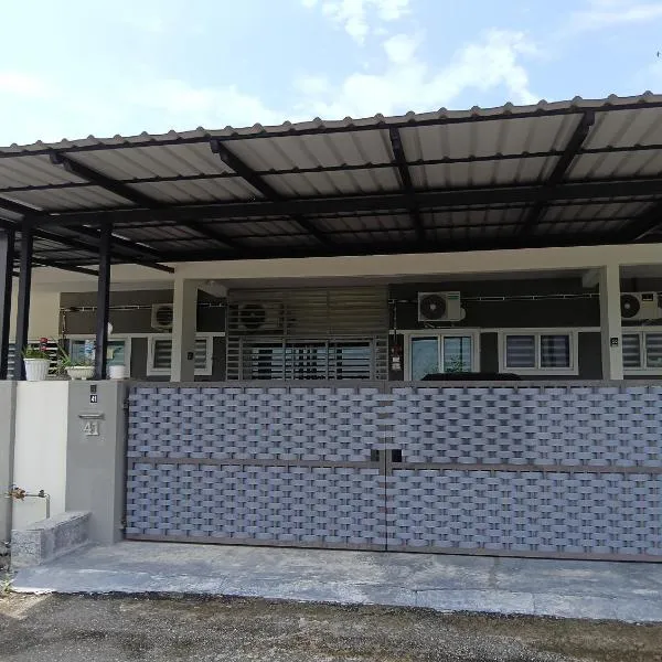 Homestay Kak Ninie, hotel in Teluk Intan