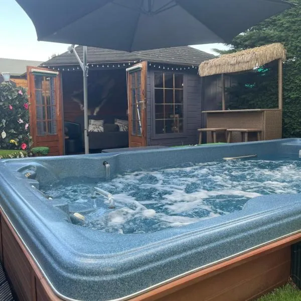 Romantic Swiss Cabin Hideaway & Hot Tub Spa Pool, hotel v destinaci Chandlers Ford