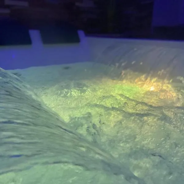 Nuit Magique en Love Room avec Jacuzzi Privé, hotel in Vierzon