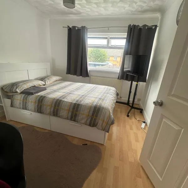 Double Room in a 3-bed house, hotel in Havant