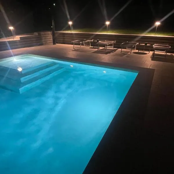 Bed & Breakfast con vista giardino e piscina, hotelli kohteessa Borgofranco dʼIvrea