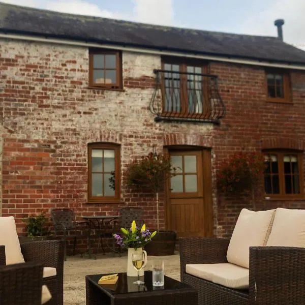 Romantic Country Cottage with log burner, garden patio, outdoor tub and country views- Brecon Beacons National Park, hotel en Llangadog