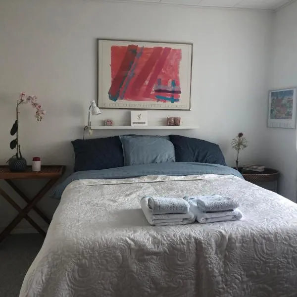 Suite med egen indgang og bad, hotel in Søby