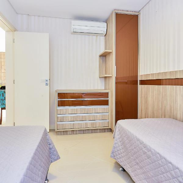 1075 Apartamento localizado a 100 metros da praia com 02 dormitórios e ampla sacada na praia do centro de Bombinhas - Foto 2