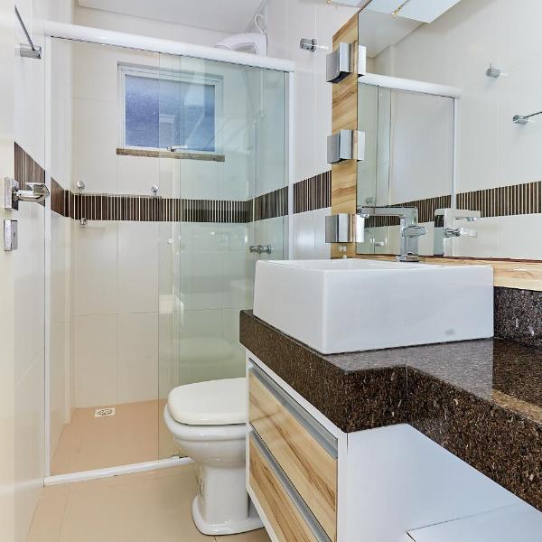 1075 Apartamento localizado a 100 metros da praia com 02 dormitórios e ampla sacada na praia do centro de Bombinhas - Foto 3