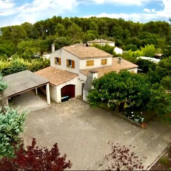 Grande maison de vacances jusqu'à 15 personnes, à quelques pas d'Aix-en-Provence, hotel in Aix-en-Provence