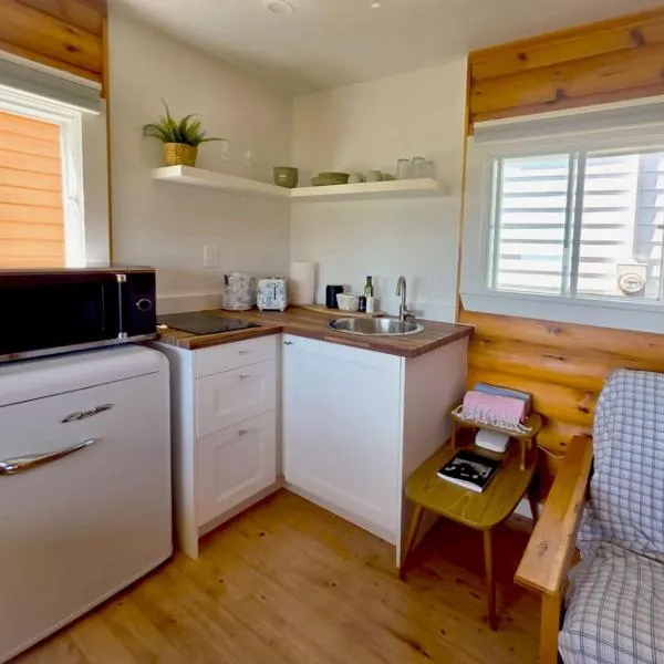 Hunts Point 1-BR Coastal Retreat - Cottage # 7, hotel in Summerville Centre
