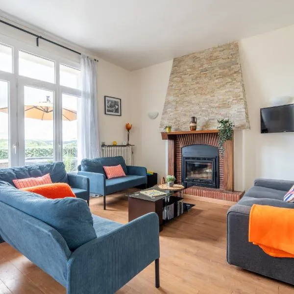 Appart 10personnes Terrasse vue Loire, Parkings Voitures Vélos,10min Centre Blois,40min Zoo Beauval, hotel in Blois