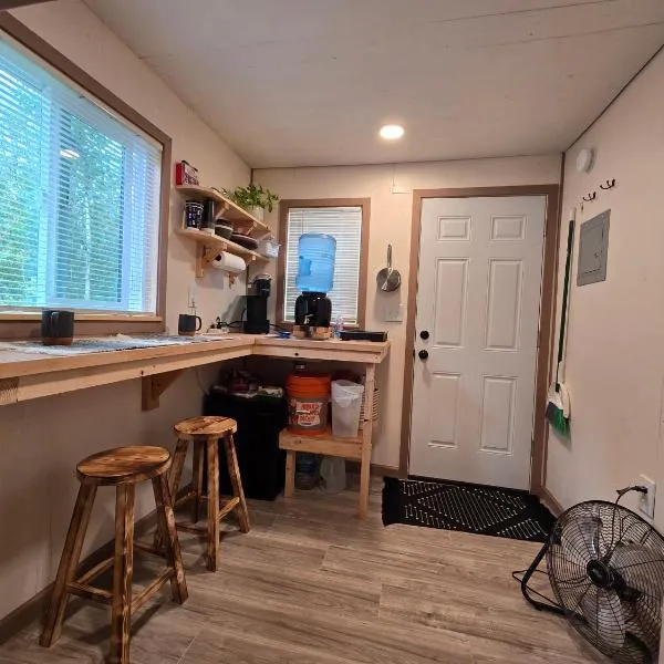 Highway HotTub Hideaway Bunkbed sleeps two, hotel in Tok