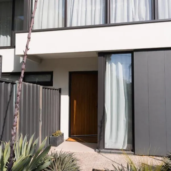 Stay by the sea in a luxe retreat, hotel a Kingston Park