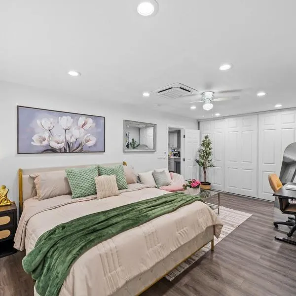 Entire Private 3-Bed 3-Bath House w Yard, King Bed, Prime Location, hotel in San Diego