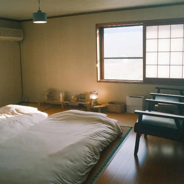泊まれる本屋 まるとしかく, hotel in Mima