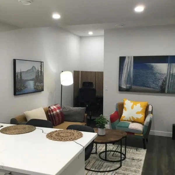 Almost Heaven - Cozy 2BDRM APT near Heritage Park,Spruce Meadows & Banff-SW Calgary, hotel a Calgary