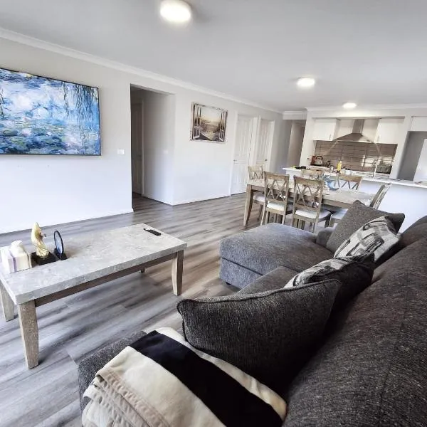 Contemporary Coastal Retreat, ξενοδοχείο σε Lock Sport