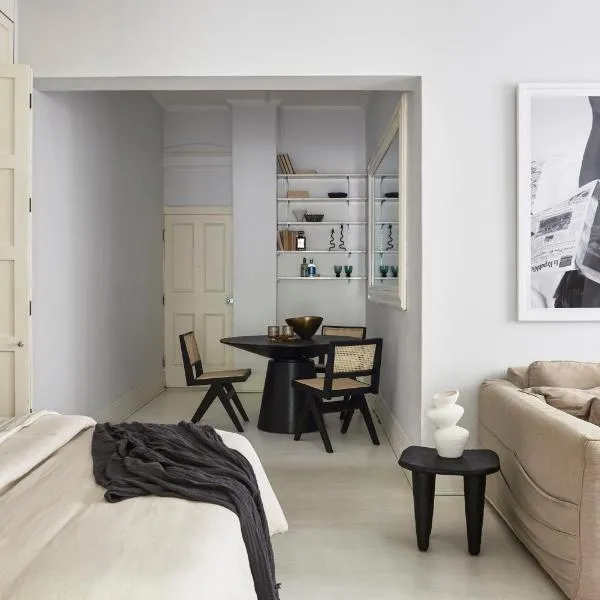 Art Deco Sydney Pad with Private Courtyard, מלון בסידני