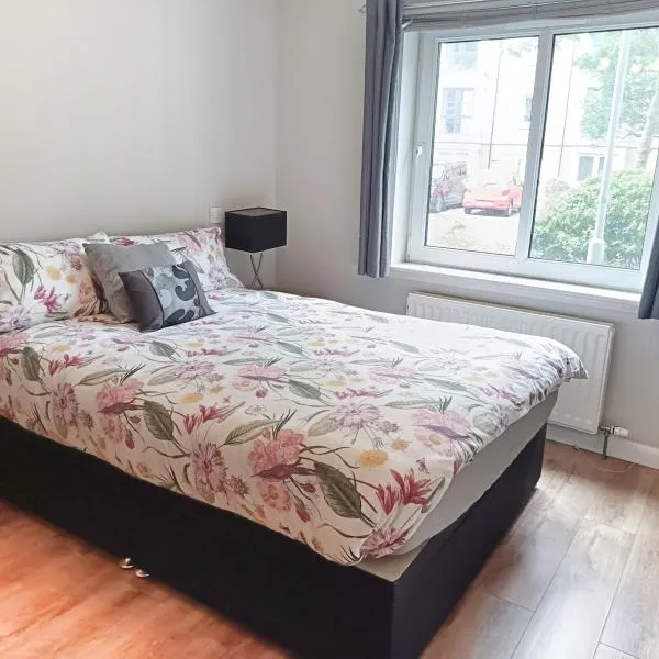 Spacious Ground floor, 2 bed by Lains Lettings m, Hotel in Aberdeen