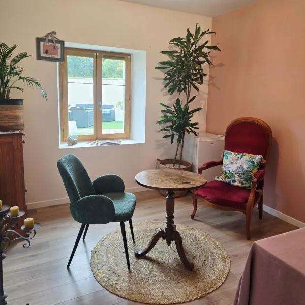 La Maison des Oiseaux, hotel v destinaci Crouzilles