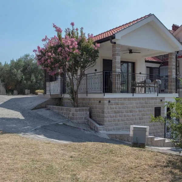 D Star - New Luxury Apartment with Big Balcony Bay View, hotelli kohteessa Risan