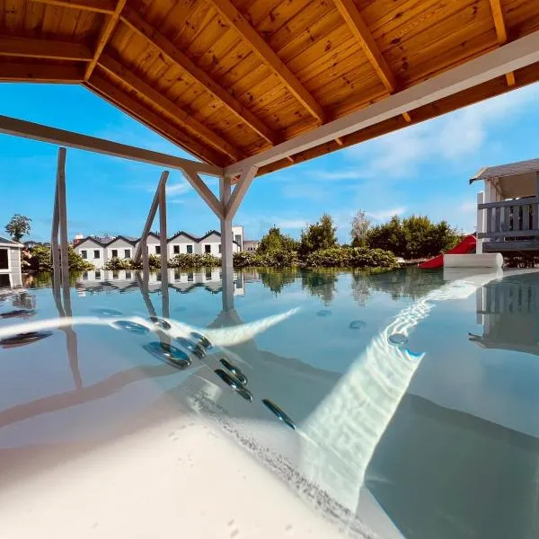 Biale Domki Paula Rewal - Domki z klimatyzacja, w obiekcie Jacuzzi i darmowe Wifi!, hotel en Rewal
