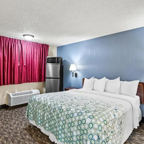 HomeTowne Studios by Red Roof Yuba City Bonanza - Marysville, khách sạn ở Yuba City