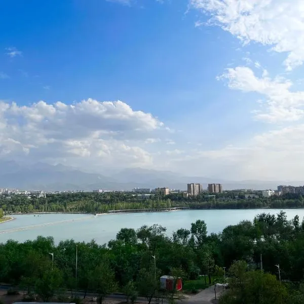 Апартаменты с с видом на горы и озеро, hotel en Almaty