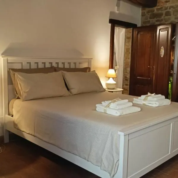 Romantic suite in the village of Castelleone, vicino Deruta, Assisi, Perugia, Montefalco, hotel in Canalicchio