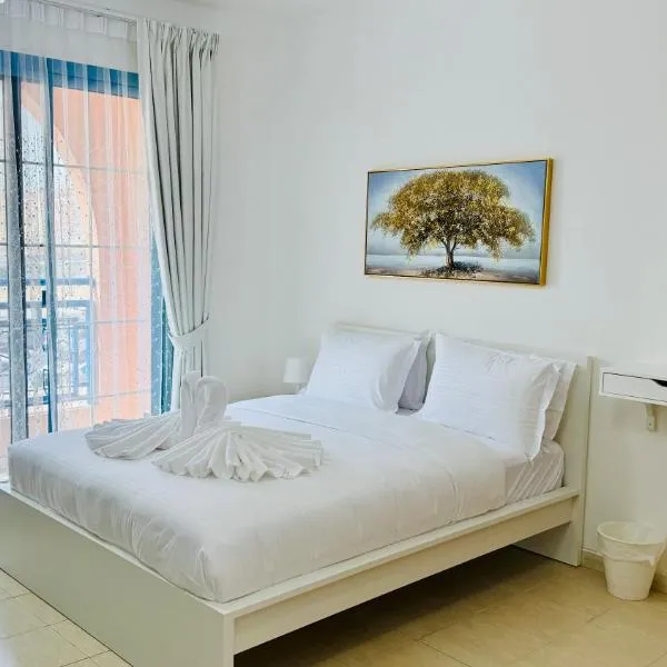 N08 Luxury Furnished Apartment with balcony Near bus stop Persia cluster، فندق في دبي