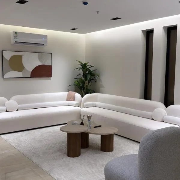 شقة فاخرة بثلاث غرف نوم وصالة, hotel in Al Khobar