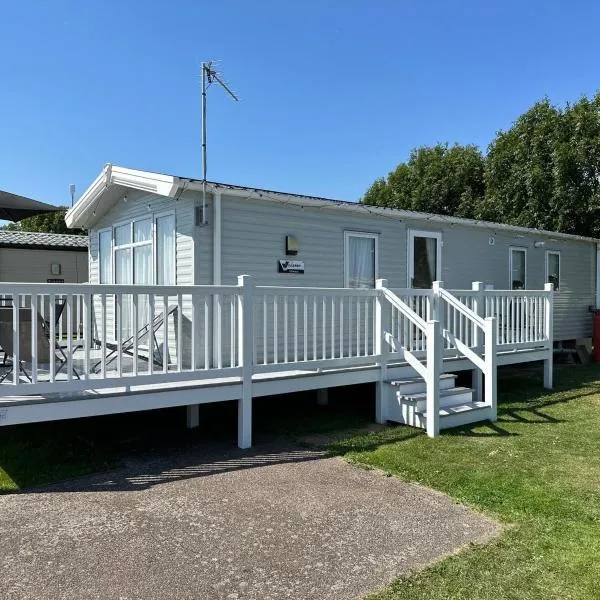 Your Seaside Escape at St Osyth Modern caravan with decking and wifi and parking Nr to Clacton on Sea, Hotel in Saint Osyth
