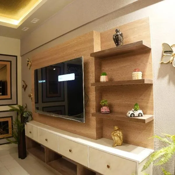 Modern 2BR near Clifton Sea View 5min Netflix, Parking – hotel w mieście Karaczi