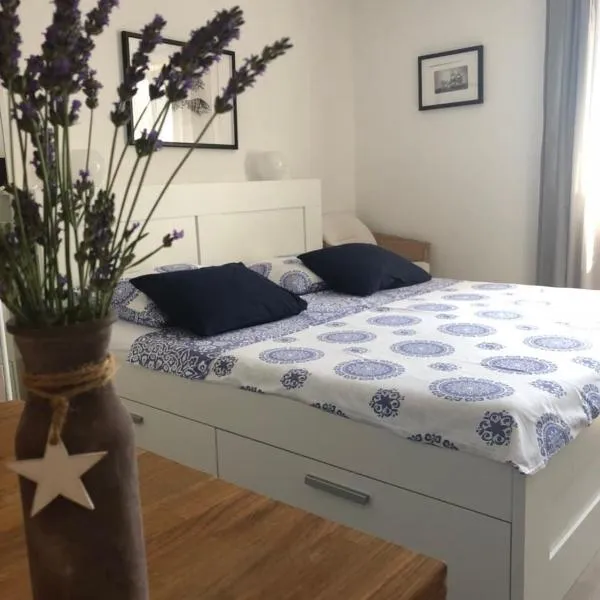 Tiny House for Two in Martinscica - Cres Island, hotel v destinaci Martinšćica
