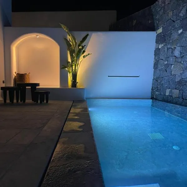 Koniko Santorini Private Pool Villas, hotel v destinaci Santorini