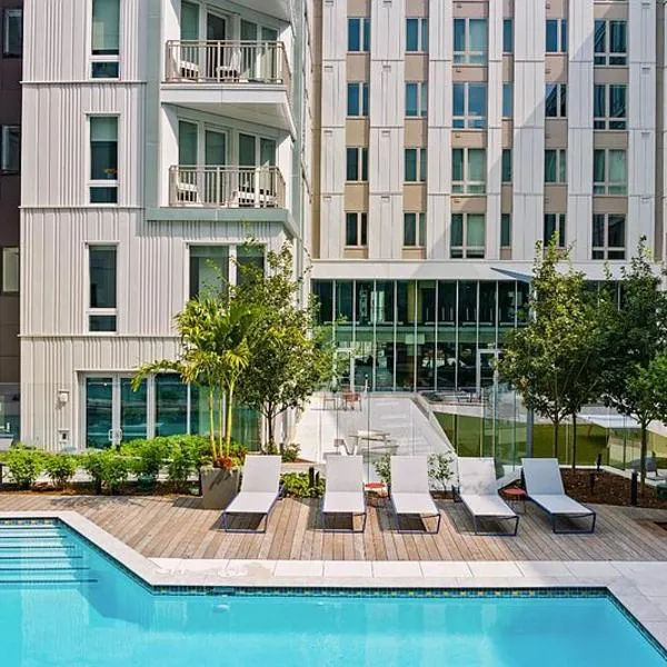 Luxury 2BR Apartment with Pool, Balcony & Parking, ξενοδοχείο σε Cambridge