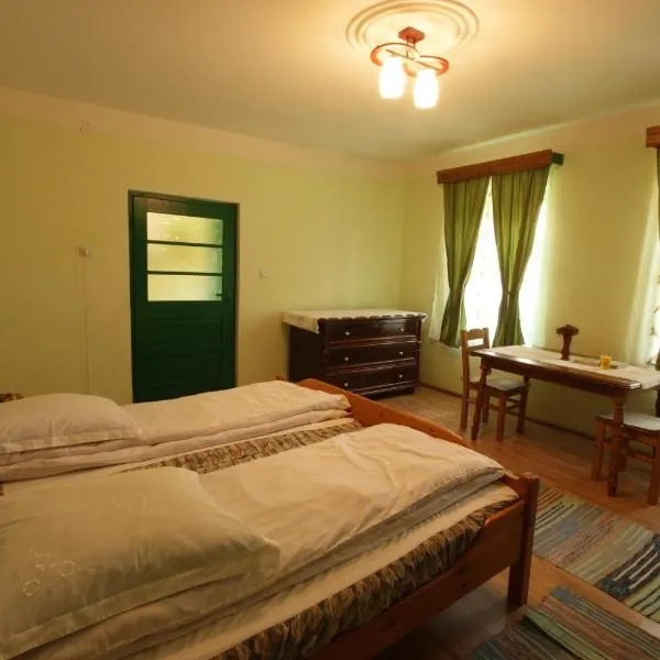 Tri Feresti, hotel v destinaci Curciu