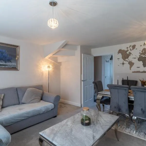 Walk to Liverpool Airport - Luxury Stay with EV Charge - Fast WiFi, hotel in Liverpool