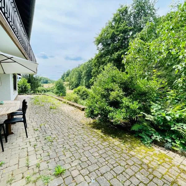 Wohnung im Landhaus - mit Terasse & Bachlauf, hotel in Trösel