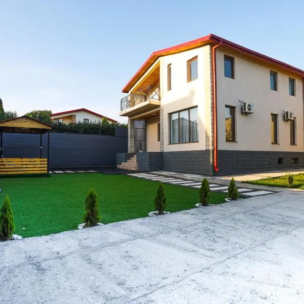 Brand-New 2BR House with Garden, hotel in Tbilisi City