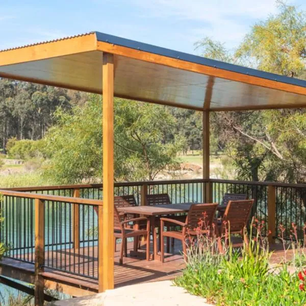 Wirraway Luxury Chalet | Lake Views | Private Gardens, hotel a Wilyabrup