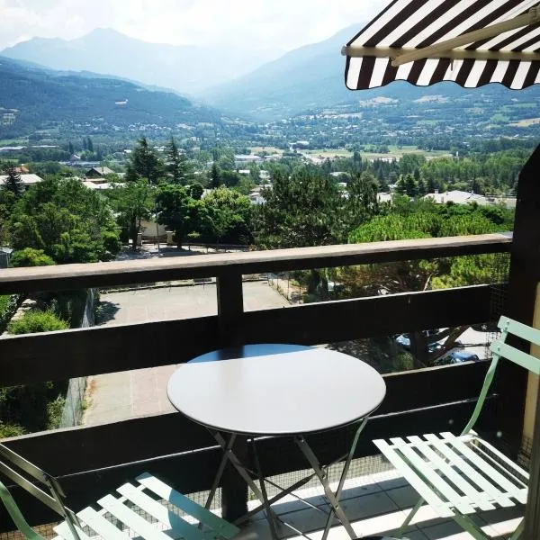 Studio à 200 mètres la plage du Plan d'eau, hotel en Embrun