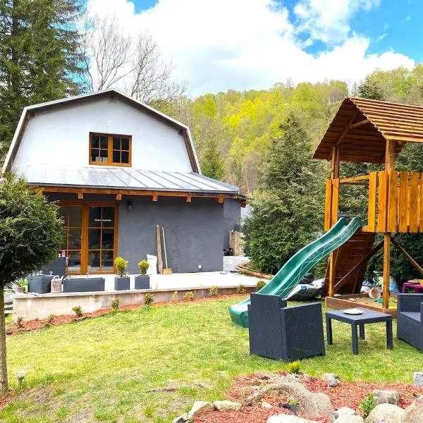 Horský dům pod přehradou u sjezdovky a potůčka v horách, hotel en Český Jiřetín