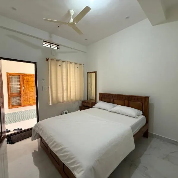 Sridevi Rooms, hotel en Nidigere