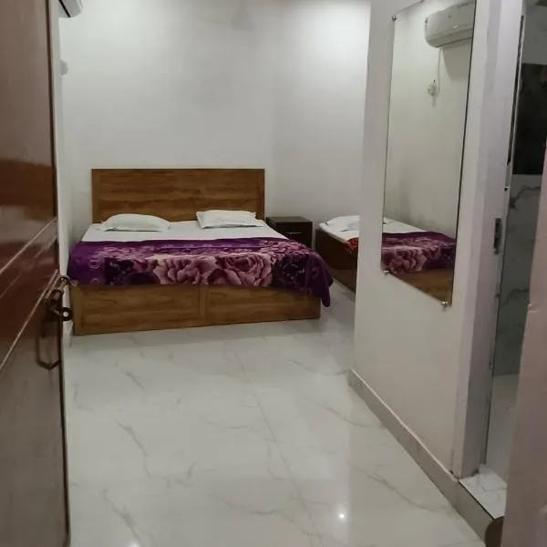 Amit guest in, hotel in Vrindāvan
