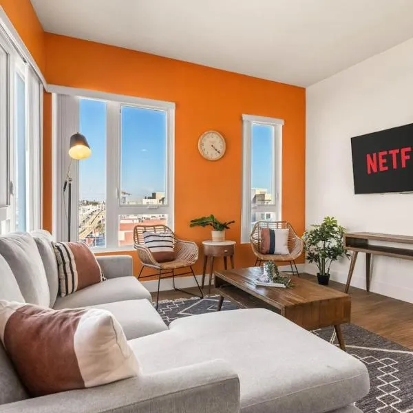 Stylish 2BD Haven with Scenic DTLA Views and Parking