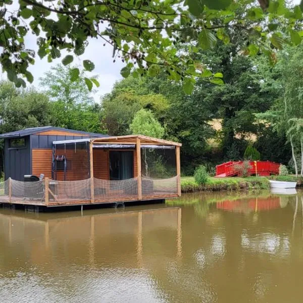 Chalet sur l'eau dans un cadre idyllique, hotel in Nesmy
