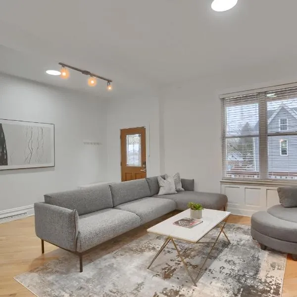 Modern and Spacious Four Bedroom House in Pittsburgh with Parking, hotel v destinaci Pittsburgh
