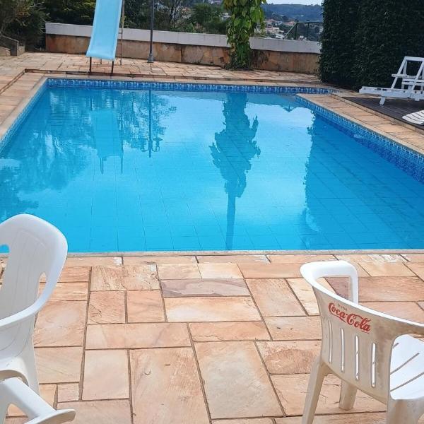 Casa com piscina para até 6 pessoas com duas camas de casal e sofá-cama casal