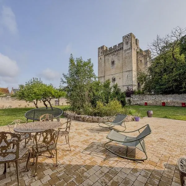 Charmante maison de ville avec vue sur le donjon avec wifi et jardin, hotel in Gouffern en Auge
