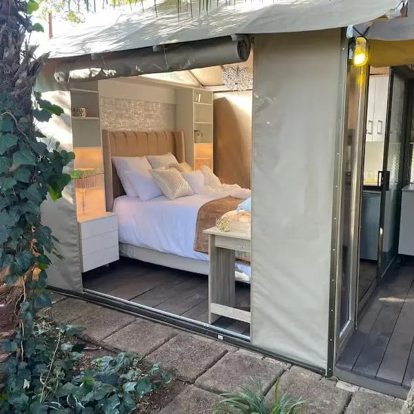 African Paradise - Garden Glamping - Outdoor Shower, hotel en Benoni